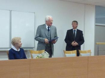 Dekan M. Katuninec odovzdáva poďakovani W. Jobstovi a M. Novotnej.